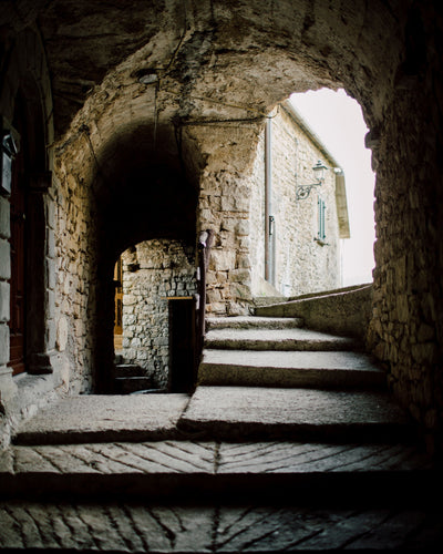 THROUGH THE ALLEYS OF IROLA DI SOPRA